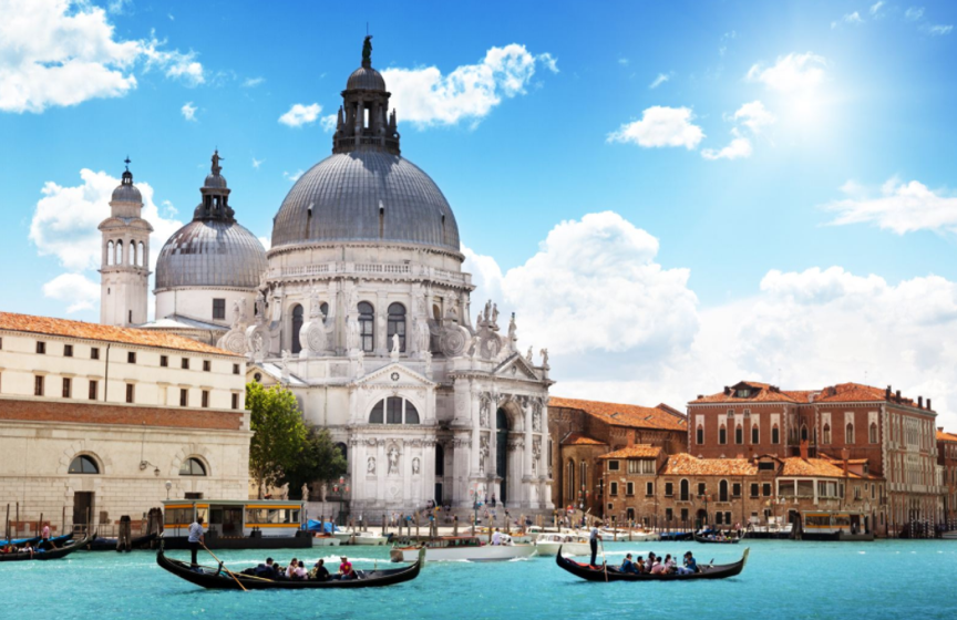 die Basilika Santa Maria della Salute am Kanal von Venedig